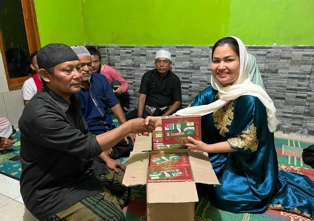 Bacaleg DPR RI Camellia Panduwinata Bagikan Al-Qur’an Ke Mesjid