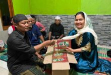 Bacaleg Dpr Ri Camellia Panduwinata Bagikan Al-Qur'An Ke Mesjid