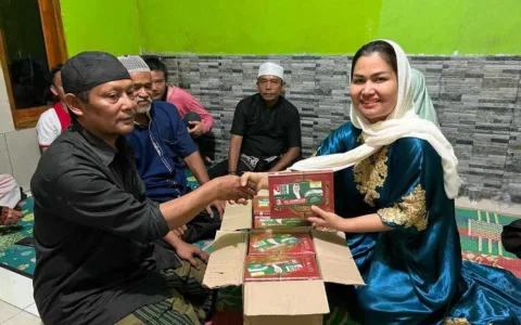 Bacaleg DPR RI Camellia Panduwinata Bagikan Al-Qur’an Ke Mesjid