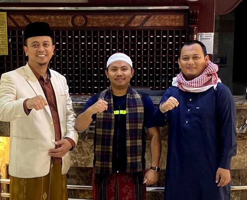 Silaturahmi Presiden Ppmi Mesir Rahmat Iqbal Dengan Ketua Umum Gn Indonesia Juara Di Madinah Al Munawwaroh