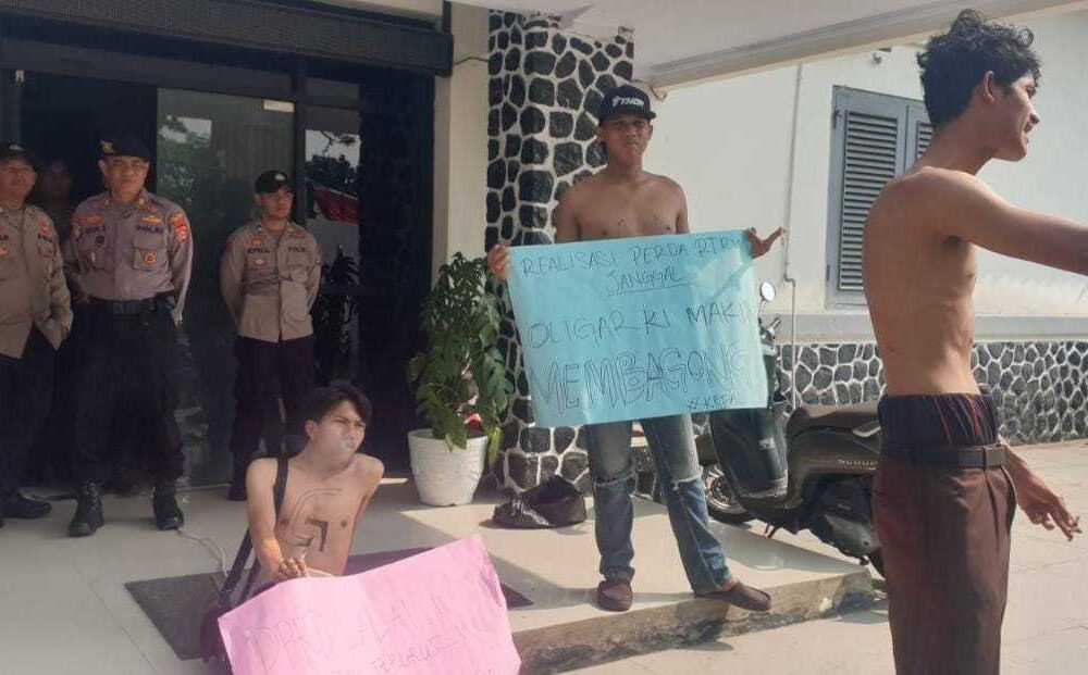 Aksi Unjuk Rasa Berapi-Api, Pemuda Kepal: Memburuknya Drama Hgu Ptpn Viii Di Lebak