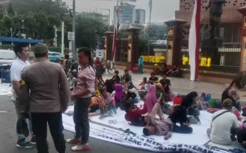 Gawat, Sambil Gendong Anak Warga Lebak Gruduk Mabes Polri Terkait Masalah Tanah