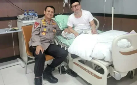Momen Irjen Pol Prof Dr Rudy Heriyanto Jenguk Ketua MUI Banten