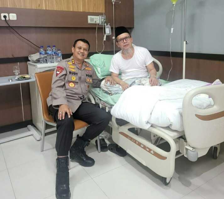 Momen Irjen Pol Prof Dr Rudy Heriyanto Jenguk Ketua Mui Banten