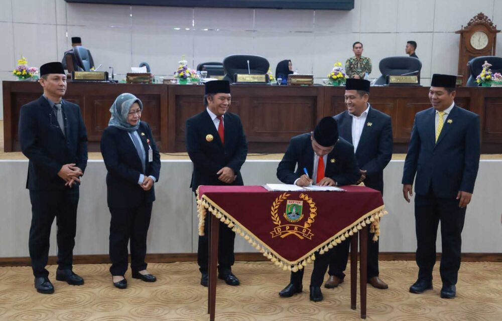 Pj Gubernur Al Muktabar Hadiri Paripurna Paw Anggota Dprd Provinsi Banten