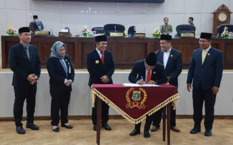 Pj Gubernur Al Muktabar Hadiri Paripurna PAW Anggota DPRD Provinsi Banten