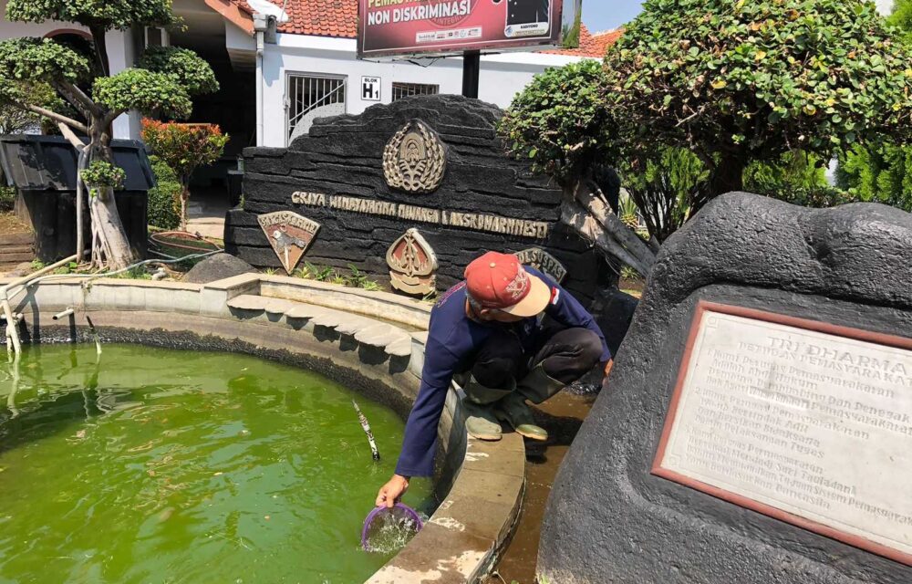 Warga Binaan Lapas Cirebon Gotong Royong Bersihkan Kolam Ikan Sekitar Lapas