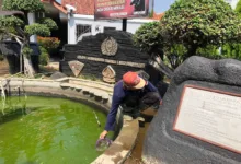 Warga Binaan Lapas Cirebon Gotong Royong Bersihkan Kolam Ikan Sekitar Lapas