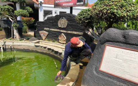 Warga Binaan Lapas Cirebon Gotong Royong Bersihkan Kolam Ikan Sekitar Lapas