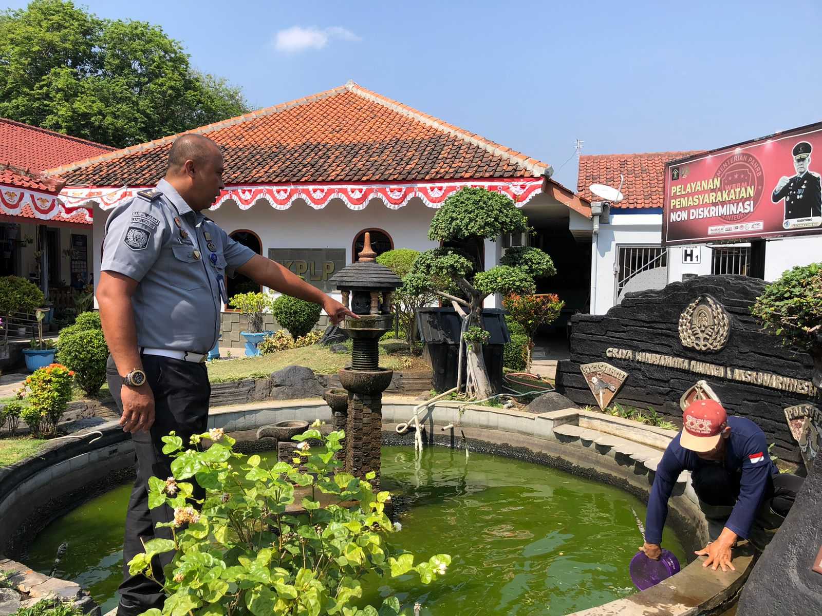 Warga Binaan Lapas Cirebon Gotong Royong Bersihkan Kolam Ikan Sekitar Lapas
