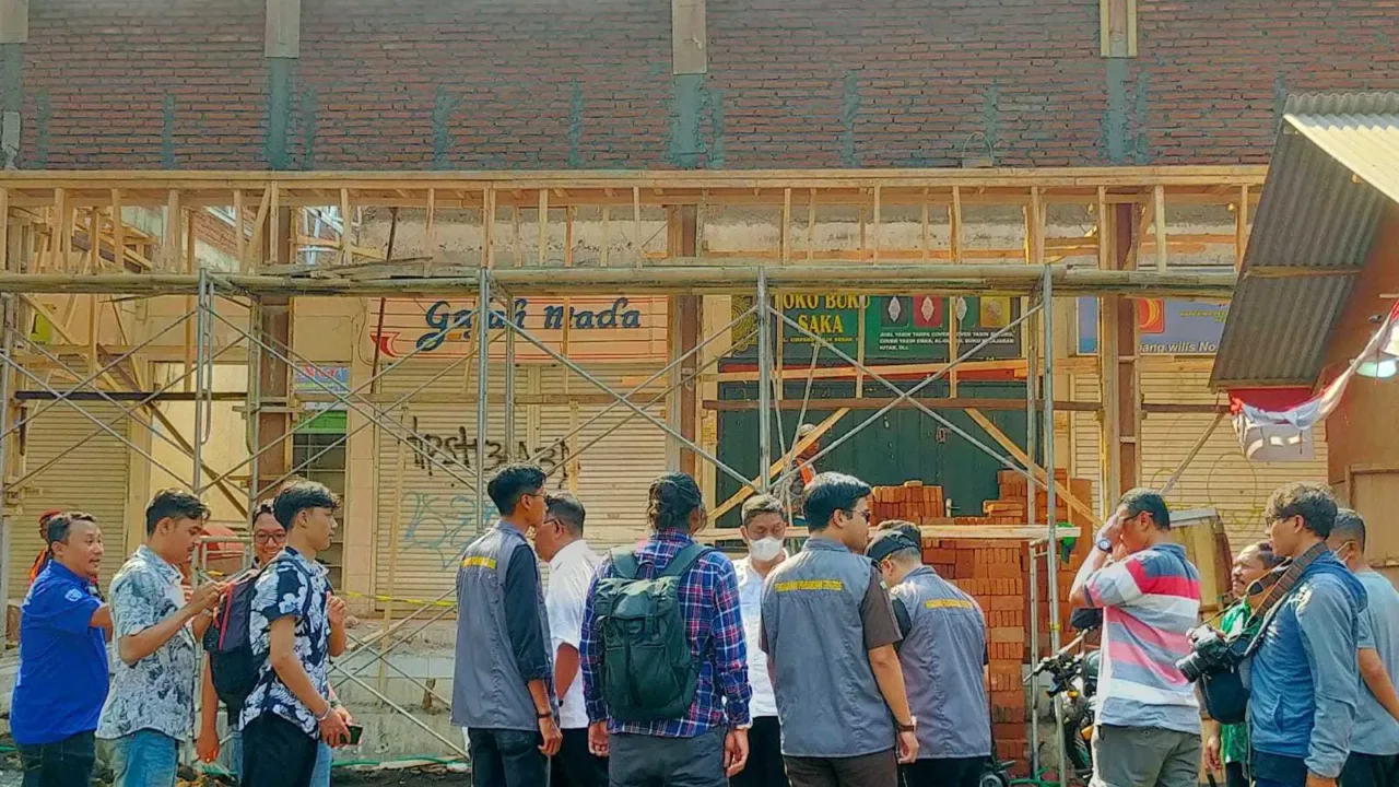 Kepala Seksi Intelijen Kejaksaan Negeri Kota Malang Tinjau Revitalisasi Pasar Buku Wilis