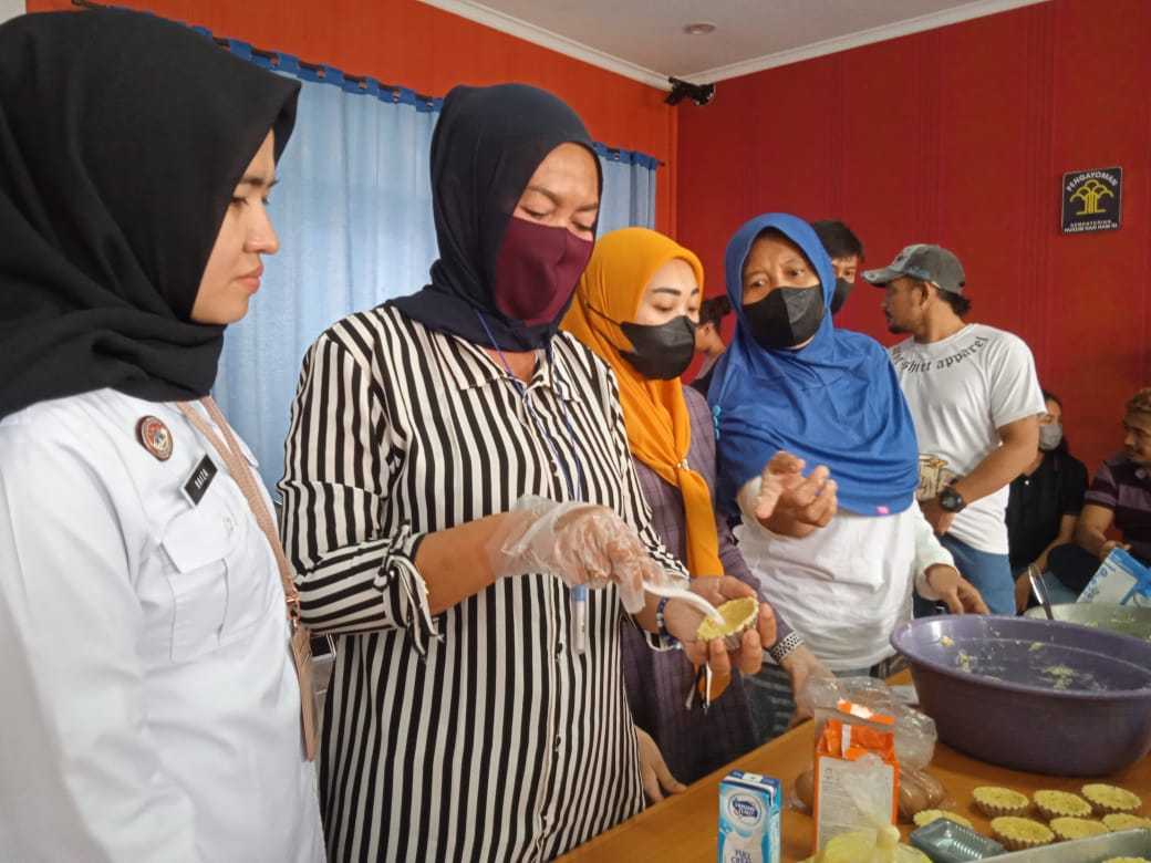 Nurkomalawati (45Th) Membuat Kue Pie