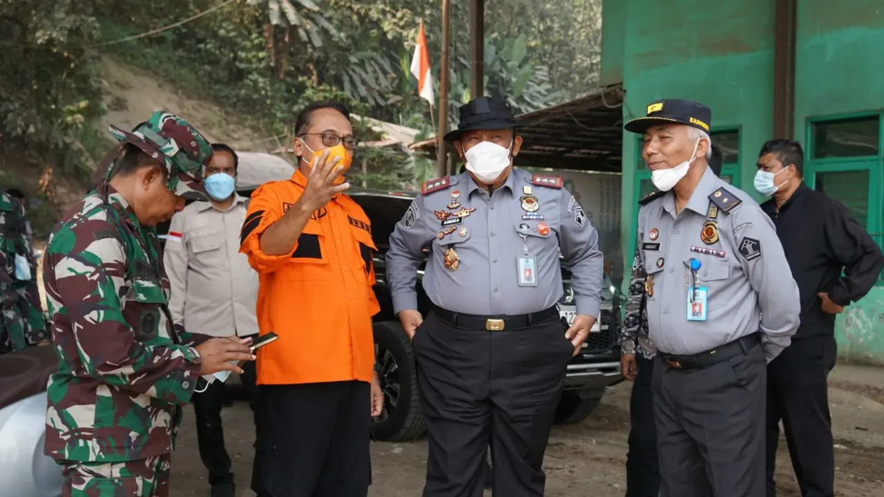 Kemenkumham Jabar Salurkan Bantuan Bagi Petugas Damkar di TPA Sarimukti
