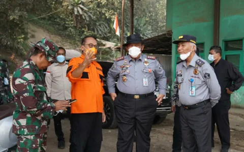 Kemenkumham Jabar Salurkan Bantuan Bagi Petugas Damkar di TPA Sarimukti
