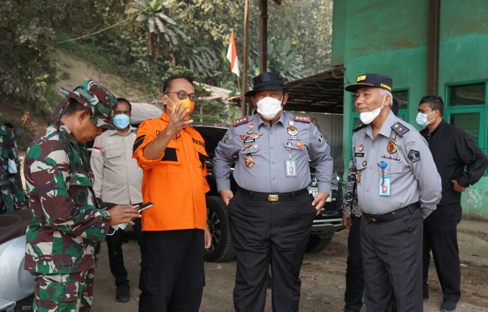 Kemenkumham Jabar Salurkan Bantuan Bagi Petugas Damkar Di Tpa Sarimukti