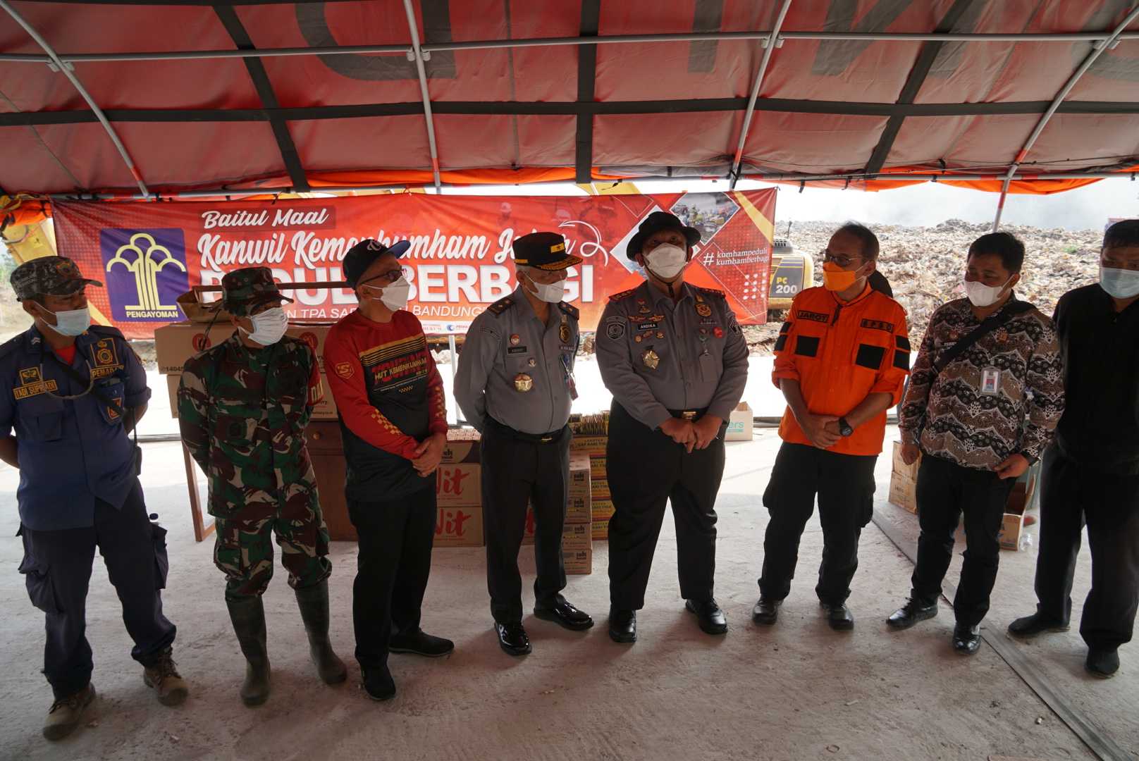 Kemenkumham Jabar Salurkan Bantuan Bagi Petugas Damkar Di Tpa Sarimukti
