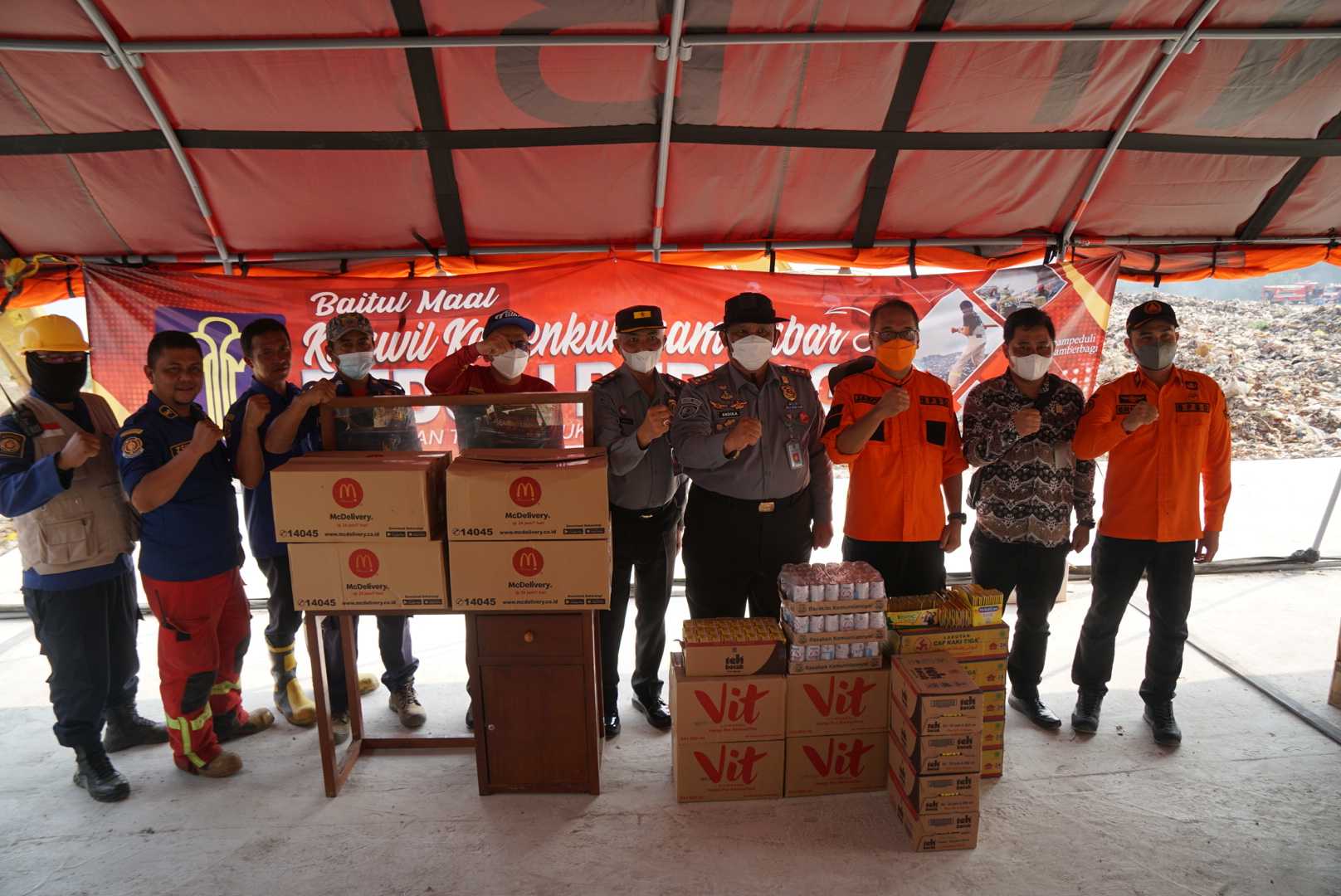 Kemenkumham Jabar Salurkan Bantuan Bagi Petugas Damkar Di Tpa Sarimukti