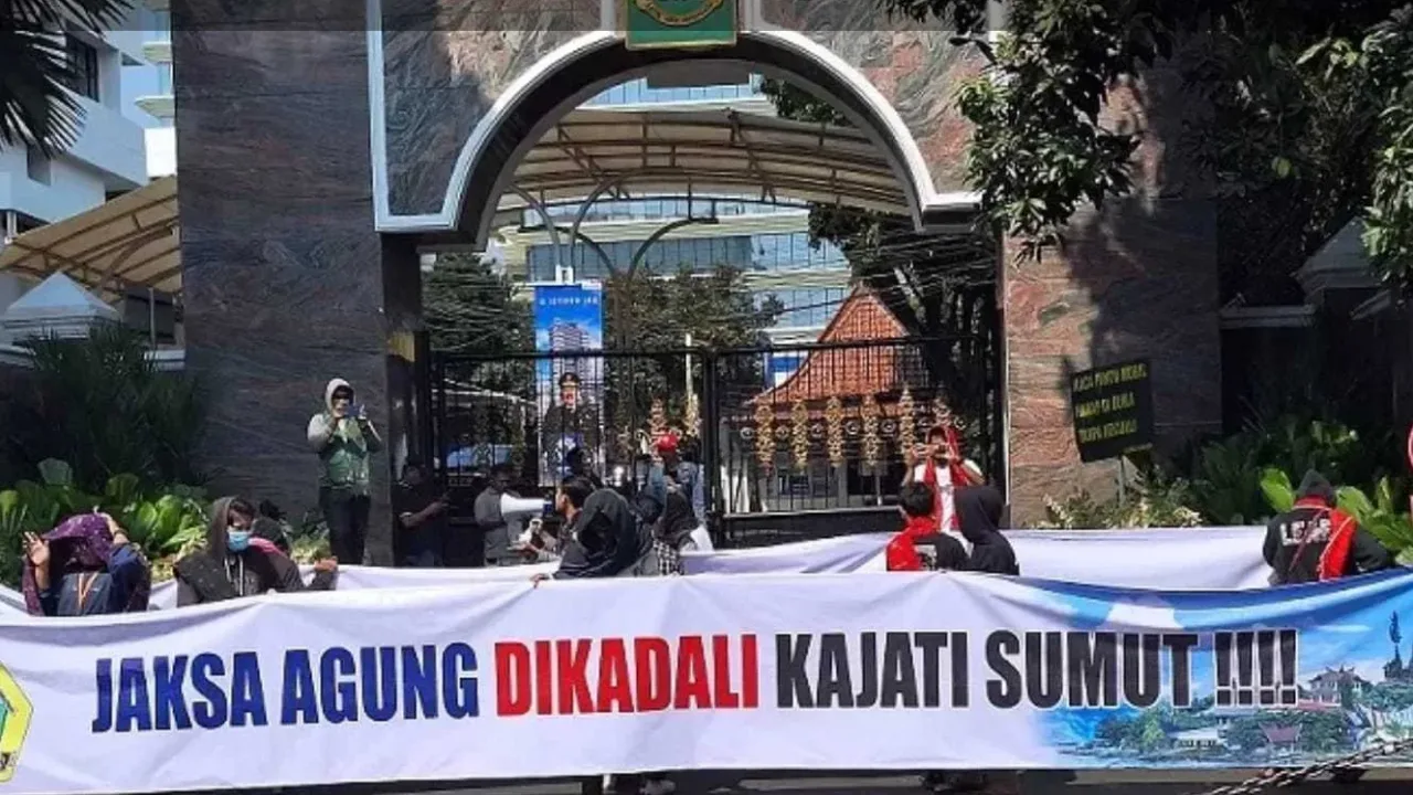 Massa Gruduk Kejagung Minta Rapidin Simbolon Diperiksa