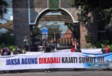 Massa Gruduk Kejagung Minta Rapidin Simbolon Diperiksa