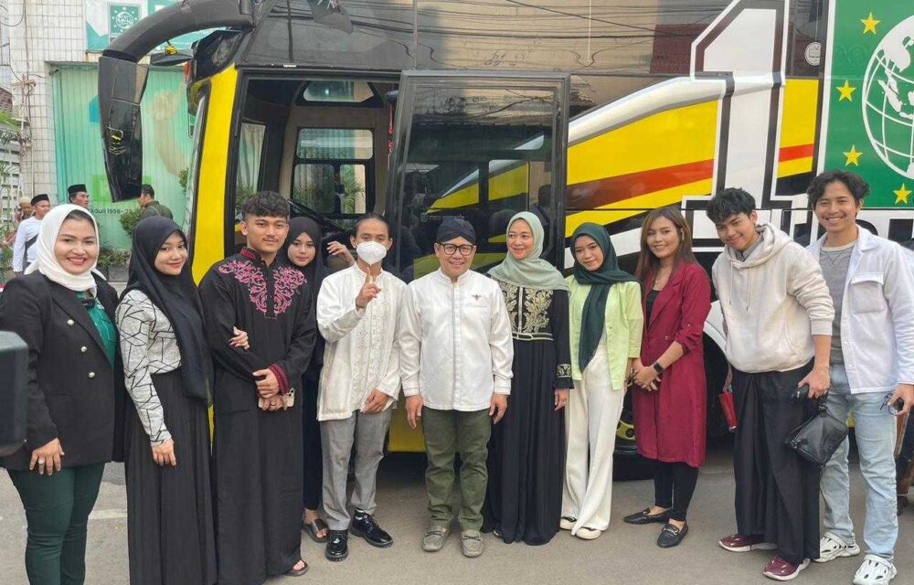 Teh Camel Bersama Cak Imin Dan Rombongan Lakukan Ziarah
