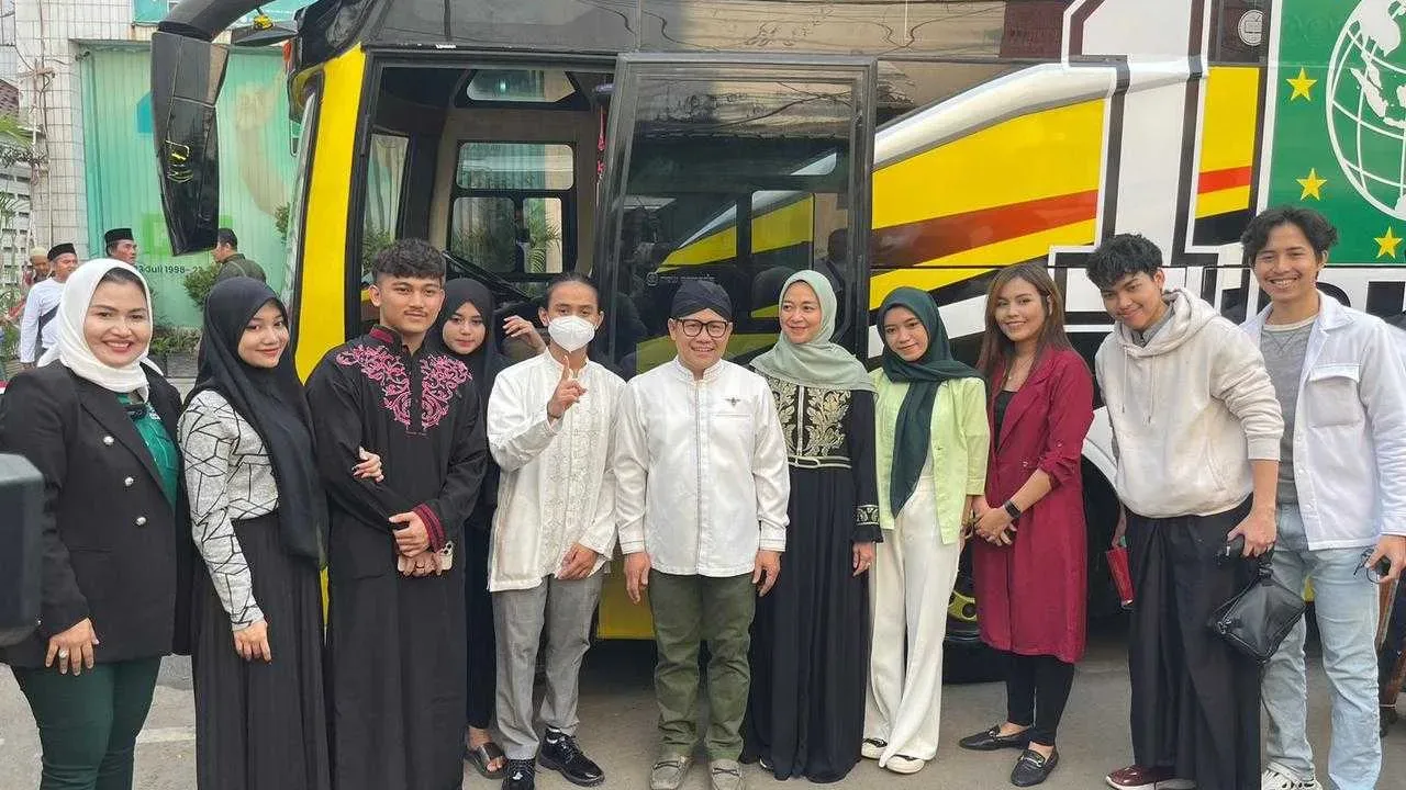 Teh Camel Bersama Cak Imin dan Rombongan Lakukan Ziarah
