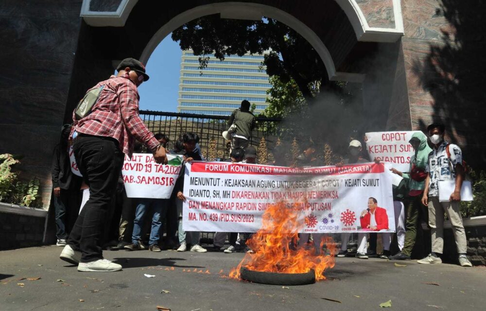 Massa Aksi Desak Jaksa Agung Copot Kajati Sumut Terkait Rapidin Simbolon