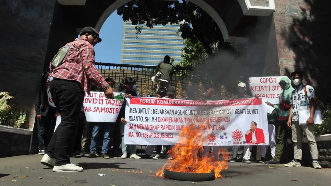 Massa Aksi Desak Jaksa Agung Copot Kajati Sumut Terkait Rapidin Simbolon