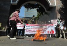 Massa Aksi Desak Jaksa Agung Copot Kajati Sumut Terkait Rapidin Simbolon