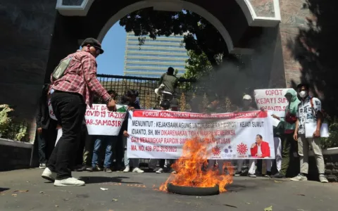 Massa Aksi Desak Jaksa Agung Copot Kajati Sumut Terkait Rapidin Simbolon