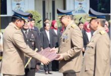 Menteri Atr/Kepala Bpn Sematkan Pin Emas Dan Berikan Piagam Penghargaan Kepada Para Purnabakti