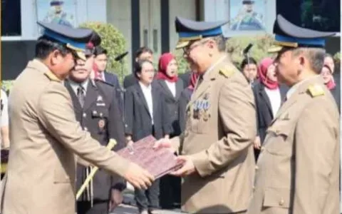 Menteri ATR/Kepala BPN Sematkan Pin Emas dan Berikan Piagam Penghargaan kepada para Purnabakti