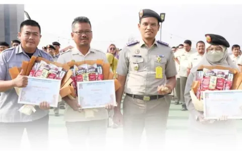 Kepala Kantah Jakpus Berikan Reward Kepada Pegawai Terbaik