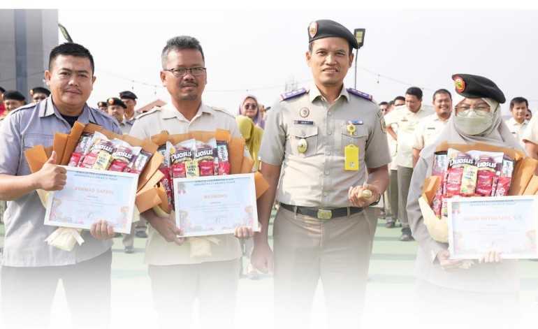 Kepala Kantah Jakpus Berikan Reward Kepada Pegawai Terbaik