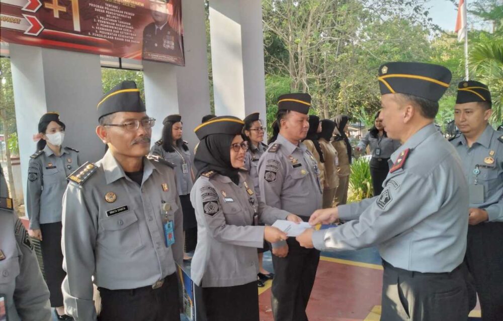 Apel Pagi Dirangkaikan Dengan Kenaikan Pangkat Setingkat Lebih Tinggi 4 Pegawai Bapas Subang