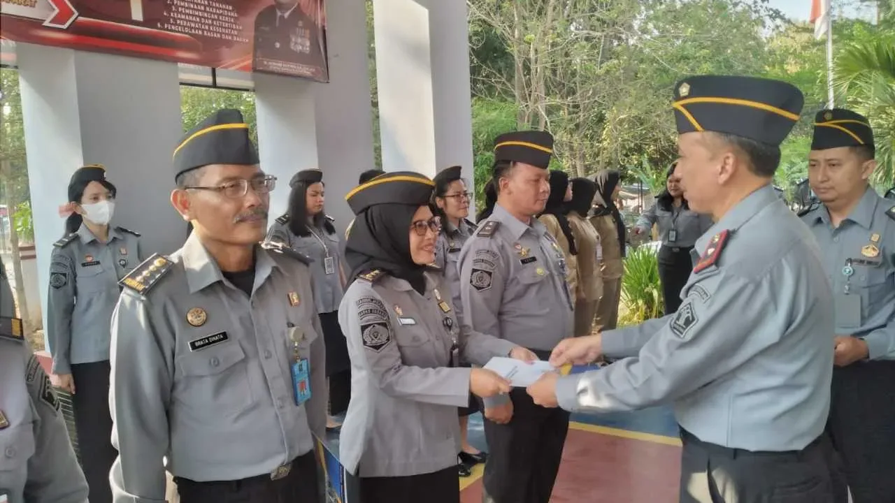 Apel Pagi dirangkaikan dengan Kenaikan Pangkat Setingkat Lebih Tinggi 4 Pegawai Bapas Subang