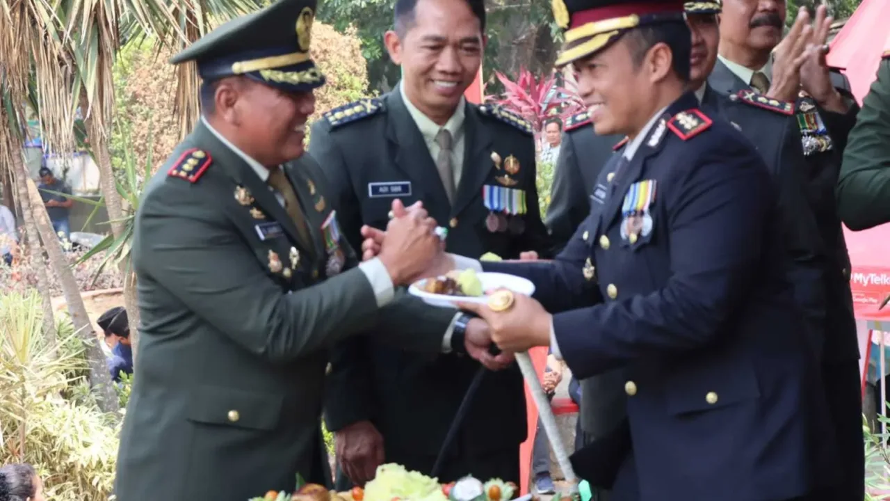 HUT TNI ke-78, Kapolres Lebak Berikan Kejutan dan Ucapan ke Jajaran TNI