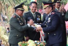 Hut Tni Ke-78, Kapolres Lebak Berikan Kejutan Dan Ucapan Ke Jajaran Tni