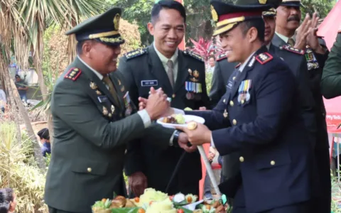 HUT TNI ke-78, Kapolres Lebak Berikan Kejutan dan Ucapan ke Jajaran TNI