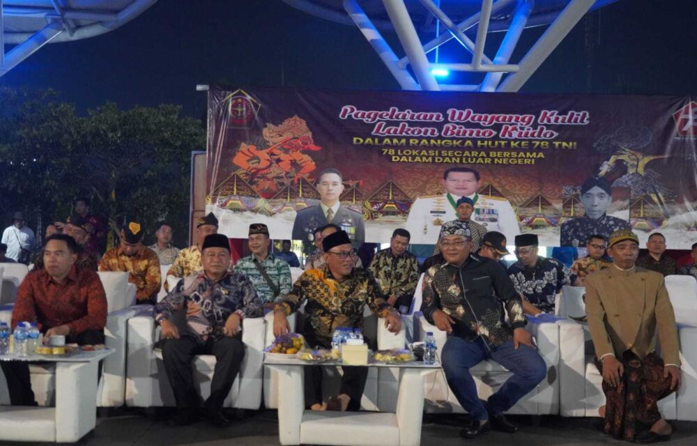 Masyarakat Antusias Saksikan Pagelaran Wayang Kulit Dalam Rangka Hut Tni Ke 78 Di Kota Cilegon