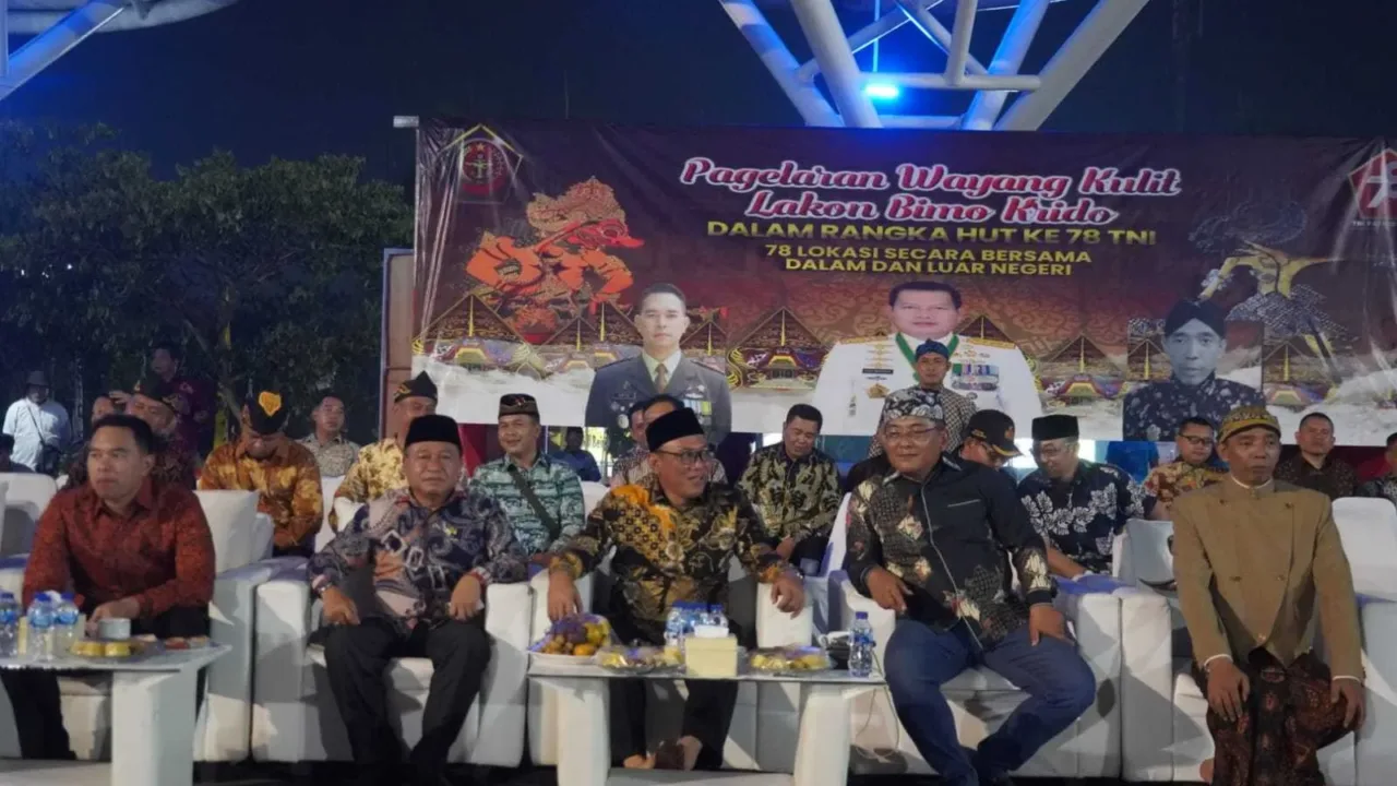 Masyarakat Antusias Saksikan Pagelaran Wayang Kulit Dalam Rangka HUT TNI Ke 78 Di Kota Cilegon