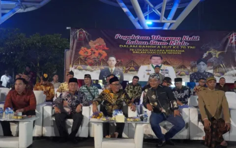 Masyarakat Antusias Saksikan Pagelaran Wayang Kulit Dalam Rangka HUT TNI Ke 78 Di Kota Cilegon