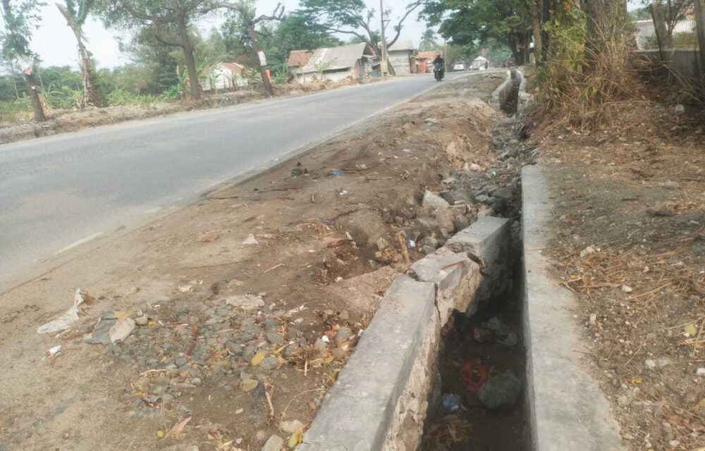 Parah, Mobil Galian Tanah Merah Diduga Rusak Proyek Drainase Miliaran Rupiah Di Lebak