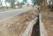 Parah, Mobil Galian Tanah Merah Diduga Rusak Proyek Drainase Miliaran Rupiah di Lebak
