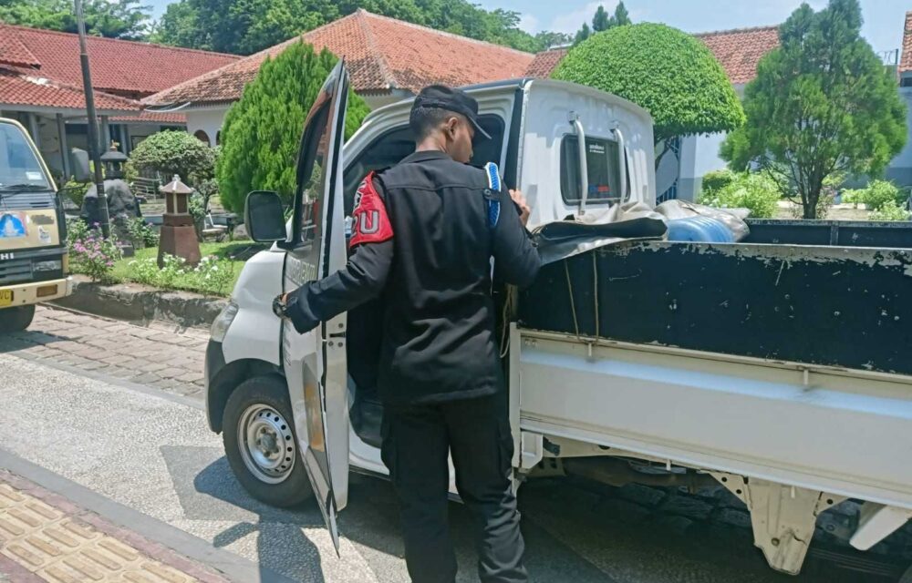 Anggota Jaga Periksa Setiap Mobil Masuk Ke Area Lapas Cirebon