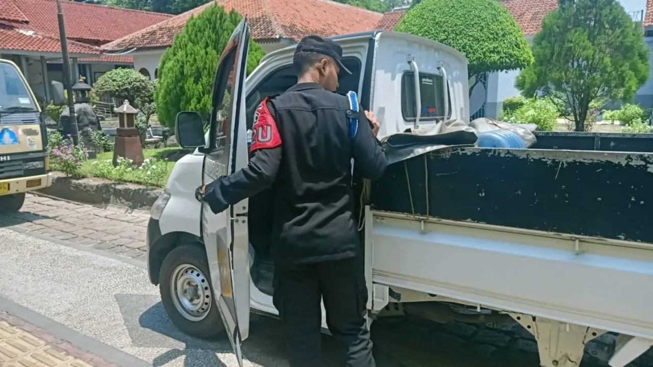 Anggota Jaga Periksa Setiap Mobil Masuk ke Area Lapas Cirebon