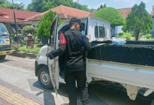 Anggota Jaga Periksa Setiap Mobil Masuk Ke Area Lapas Cirebon