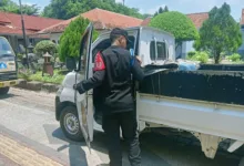Anggota Jaga Periksa Setiap Mobil Masuk ke Area Lapas Cirebon