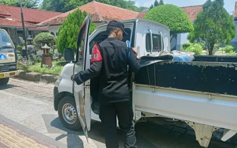 Anggota Jaga Periksa Setiap Mobil Masuk ke Area Lapas Cirebon