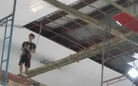 Miris, Pekerja Proyek Rehab Gedung GP Tak Memakai APD Saat Pasang Plafon