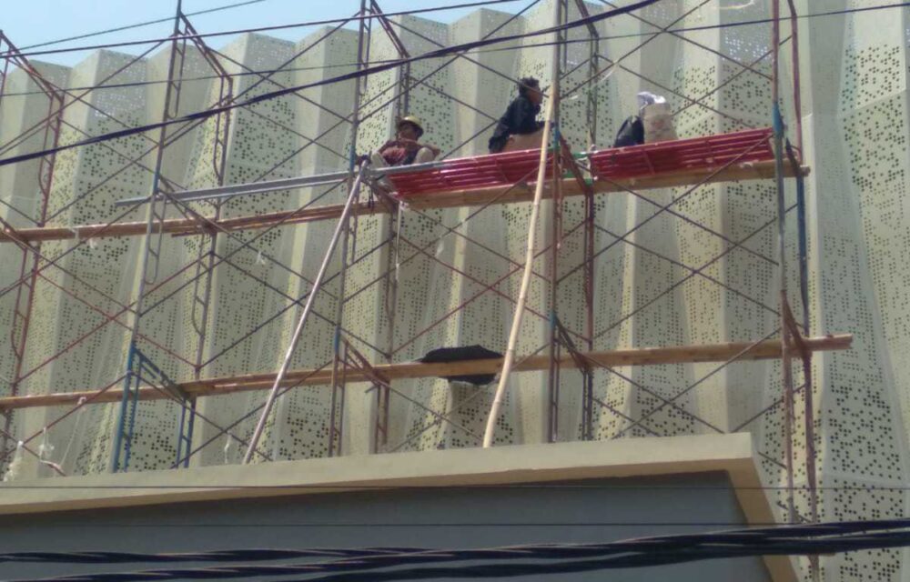 Miris, Pekerja Proyek Bergelantungan Tak Memakai Apd Saat Pasang Plafon Atap Gedung Gp